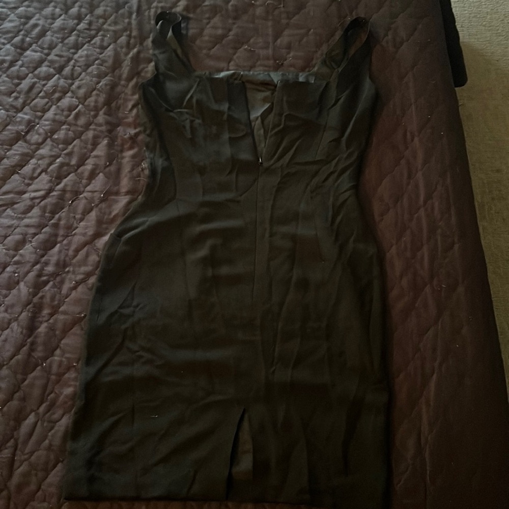 Woman’s Donna Karen black dress size 6 like new just needs to be ironed!